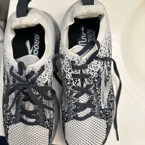 Women’s brook running shoe